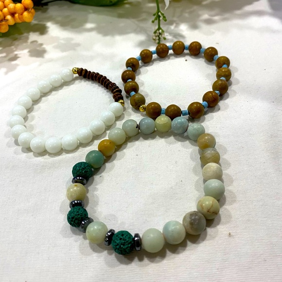 Accessories - Natural stones and bead wristlets for women.